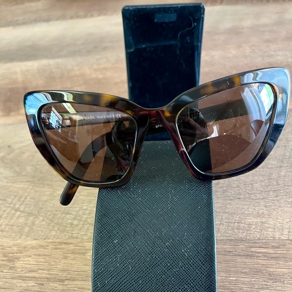 Prada tortoise shell cat eye sunglasses in mint condition - Picture 1 of 8